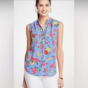 Ann Taylor Sleeveless Blouse in Blue Floral size Small